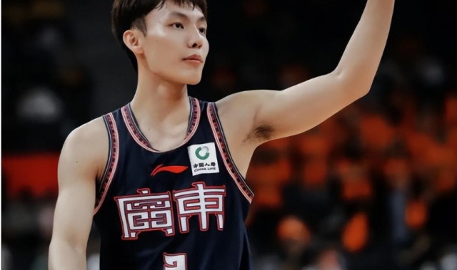 世界杯app下载-11投全中！15岁2.07米新星来袭，朱芳雨盯了三年的孩子，正在长大