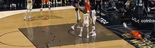 世界杯手机观看下载-两分到手！加兰反击助飞伦纳德空接上篮被干扰 好在加兰补篮命中